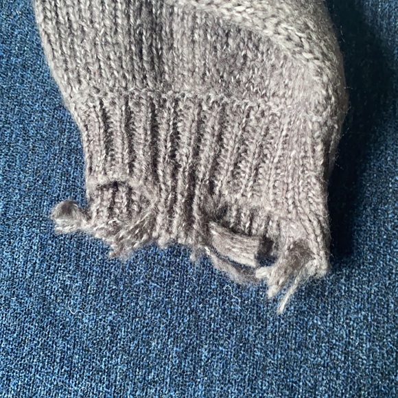 Rue21 gray sweater.  Women size small - Picture 4 of 5